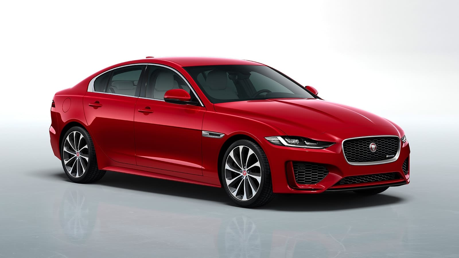 Jaguar XE a Modena, l’auto per chi vuole guidare con classe